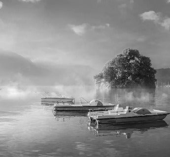 Tapete „Ein kühler Morgen am See von Annecy“
