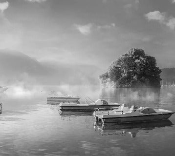 Tapete „Ein kühler Morgen am See von Annecy“