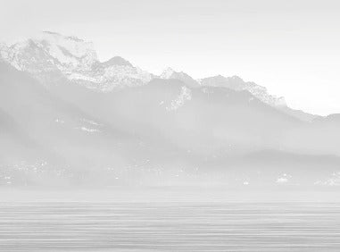 Tapete Annecy und sein friedlicher See schwarz und weiß