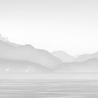 Tapete Annecy und sein friedlicher See in Schwarz-Weiß