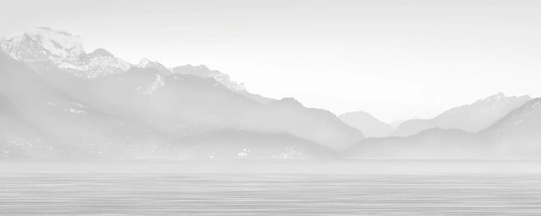 Tapete Annecy und sein friedlicher See schwarz und weiß