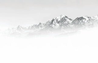 Tapete Mont Blanc im Nebel schwarz und weiß