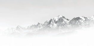 Tapete Mont Blanc im Nebel schwarz und weiß