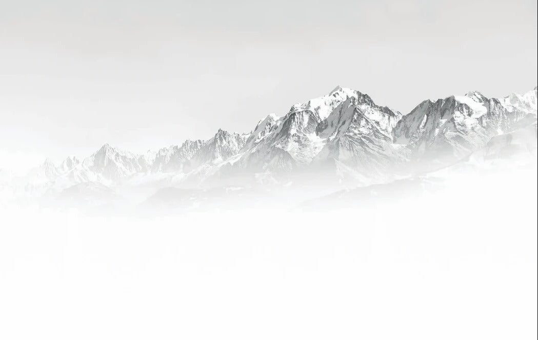 Tapete Mont Blanc im Nebel schwarz und weiß