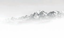 Tapete Mont Blanc im Nebel schwarz und weiß