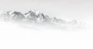 Tapete Mont Blanc im Nebel schwarz und weiß