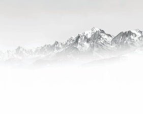 Tapete Mont Blanc im Nebel schwarz und weiß