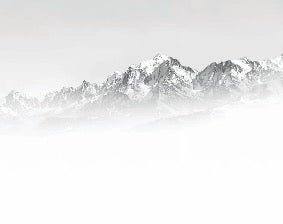 Tapete Mont Blanc im Nebel schwarz und weiß