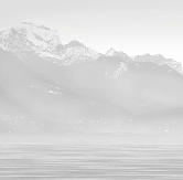 Tapete Annecy und sein friedlicher See in Schwarz-Weiß